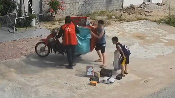 Hai bé trai khiến 'khối nghỉ hè' nở mày nở mặt