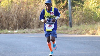 Cụ ông 83 tuổi lập kỳ tích tại giải siêu marathon 90km