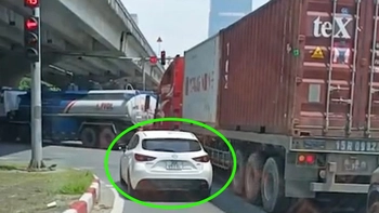 Tài xế bóp 'cháy còi' vẫn không cản được 2 ô tô đi vào ô mất tiền