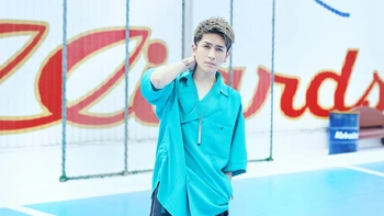 Một nam ca sĩ vừa bị bắt vì... ăn cắp vặt