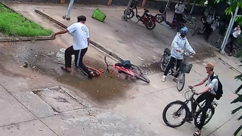 Nam sinh đen đủi, xe đã hỏng lại còn ngã ngay vào vũng nước