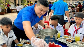 'Anh Hùng của bạn trẻ Đất Mũi' tử tế từ những điều nhỏ nhất
