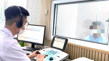 Nam thanh niên đột ngột bị điếc sau khi tắm khuya