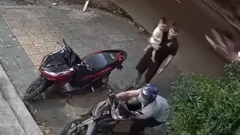 Tên trộm xe máy hú hồn khi thấy chủ xe đứng sau lưng quan sát mình