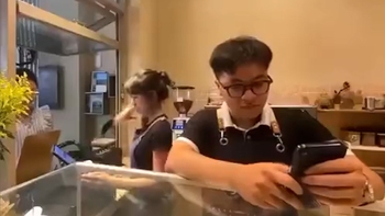 Nam nhân viên quê một cục sau màn cười 'rụng rốn' với khách hàng