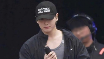 Jungkook xin lỗi vì đội mũ 'Make Tokyo great again'