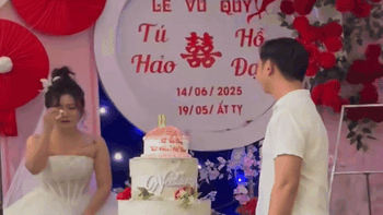 Cô dâu xúc động khóc nấc vì trời mưa lũ mà khách vẫn lội nước đến dự đông đủ