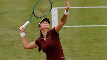 Emma Raducanu ‘phá luật’ tại Queen's Club nhưng trọng tài làm ngơ