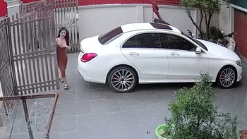 Cô gái '5 lần 7 lượt' bị cửa cổng cản đường khi lái ô tô ra ngoài