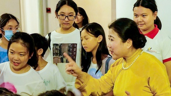 Linh Huyền dạy ca cải lương trong triển lãm tranh của mình