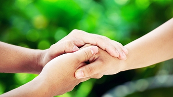 Giữa những chuyến xe hối hả, có người chịu dừng lại để cứu cả một đời người