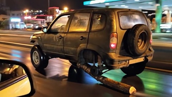Tài xế lấy khúc gỗ thế bánh xe chạy băng băng trên đường