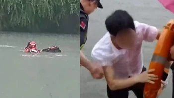 Taxi lao xuống hồ, hành khách bơi vào bờ… để kịp phỏng vấn xin việc