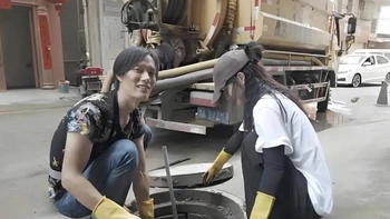 Cô gái về quê sau lời nhắn 'bố móc cống nuôi con'