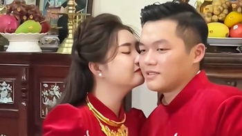 Cô dâu bị MC chọc quê 'hôn má chú rể' trong ngày cưới
