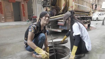 Bỏ công việc lương 180 triệu về quê làm nghề móc cống
