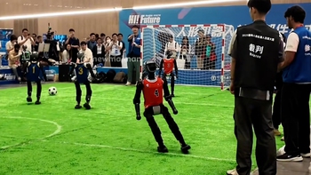 Robot hình người bị 'chuột rút' khi đá bóng