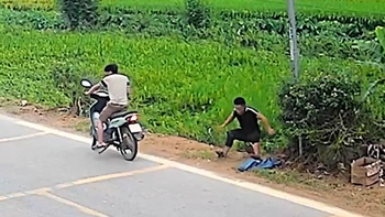Video hài nhất tuần qua: 'Thần men' say rượu ngã xuống ruộng lúa