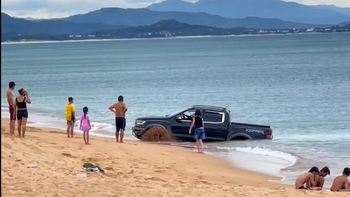 Chán không buồn nói với thanh niên cho ô tô bán tải tắm biển