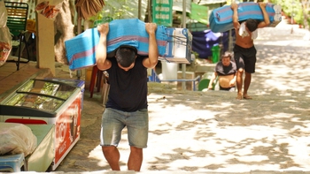Những người phu khuân vác trên núi thiêng Bà Đen