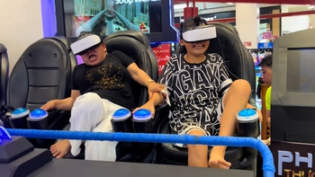 Khi 'khối nghỉ hè' đưa phụ huynh đi chơi game thực tế ảo