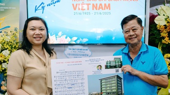 Nhạc sĩ Nguyễn Văn Hiên tặng ca khúc ‘Tuổi Trẻ - Vì một thế giới mới’ cho báo Tuổi Trẻ
