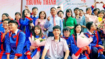 Lễ tri ân tại Trường THPT Nguyễn Thị Diệu: Cha mẹ không thể làm thay các em mãi