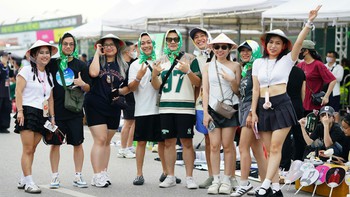Fan Việt thuê xe sang quảng bá G-Dragon khắp Hà Nội, có người đòi theo về Hàn