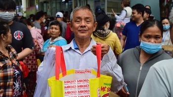 Bệnh viện Thủ Đức trao hơn 4.000 phần quà cho người bệnh khó khăn ở phiên chợ 0 đồng