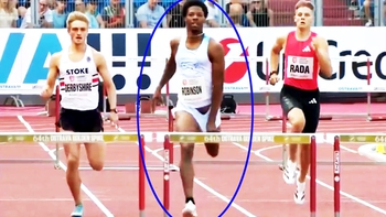 Chris Robinson thắng 400m rào bất chấp ‘chiếc quần phản chủ’