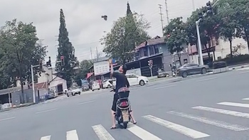 Thanh niên vi phạm luật giao thông bị chim 'đánh'