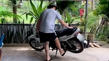 Cách dựng chống đứng xe máy đơn giản nhiều người không biết