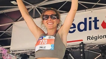 Runner thắng giải marathon được thưởng rượu vang bằng cân nặng chính mình