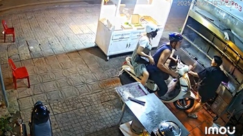 Chàng trai giật bắn người khi bị khách trêu