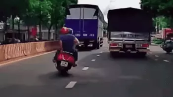 Bạn liều lách qua xe tải thì... tui nhảy!