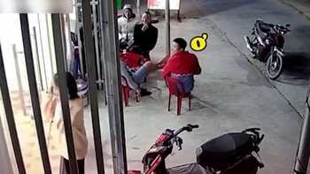 Cô gái quê một cục khi cụng đầu vào cửa kính cường lực