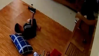 'Khối nghỉ hè' đấm vỡ màn hình tivi vì mạng lag