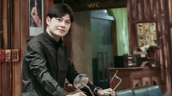 Nguyễn Văn Chung được fan gọi là 'nhạc sĩ hài Vpop'