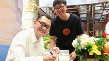 Nghệ sĩ Hữu Châu và cuốn sách dâng lên má Ba Thanh Nga
