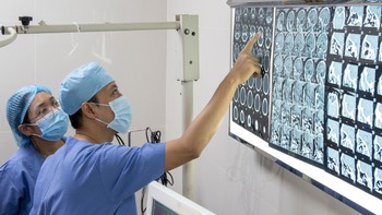 Hàng xóm dùng đũa nhựa đâm vào mắt, nhãn cầu phải của bệnh nhân bị biến dạng nặng