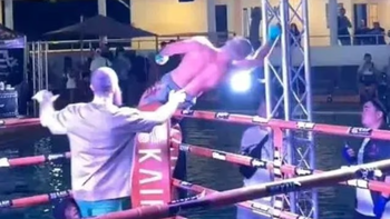 Tay đấm quyền anh Ivan Parshikov bị điện giật suýt rớt khỏi võ đài