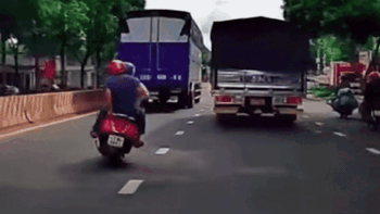 Video hài nhất tuần qua: Bạn liều lách qua xe tải thì... tui nhảy