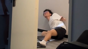 Cười khoái chí khi hù được chàng trai giật mình liên tiếp trong 8 giây