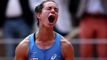 Nữ tay vợt giàu nhất thế giới thua đối thủ 'vô danh' ở Roland Garros