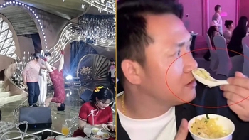 Mẹ chú rể trổ tài 'trồng chuối' trên sân khấu cưới