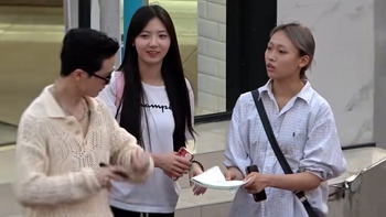 Hai cô gái ngơ ngác khi trai đẹp tặng chữ ký