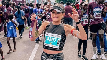 Nữ runner bị tước chiến thắng ở marathon vì bức ảnh ‘kỳ quặc’
