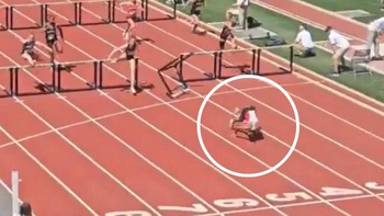 Vận động viên nhào lộn về đích sau khi té ngã để chiến thắng 100m rào