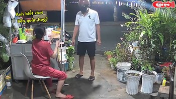 Đang chơi game thì khách tới mua trà sữa, cô gái có nước đi không ai ngờ