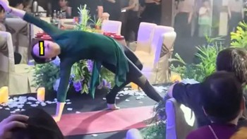 Mẹ chú rể rủ hội bạn biểu diễn yoga ở đám cưới con trai